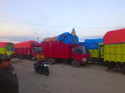Kerap Dirazia, Sopir Truk Ancam Demo di Polda dan DPRD