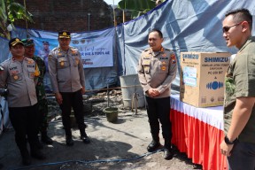 Peduli, Polrestabes Surabaya Berikan Bantuan Sumur Bor dan Pompa Air