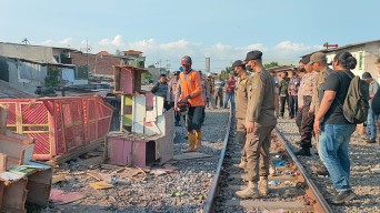 Tiga Pilar Razia Bantaran Rel Donokerto, Pegupon Dirobohkan