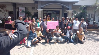 Kantor Camat Gubeng Diluruk Puluhan PKL Dharmawangsa