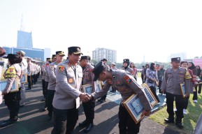 Ratusan Polri dan PNS Polda Jatim Raih penghargaan