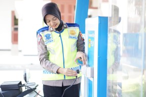 Gratis, Isi Aki Sepeda Listrik di Polrestabes Surabaya
