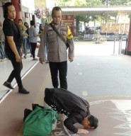 Sujud Syukur Napi Terorisme Usai Bebas di lapas Surabaya