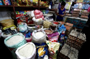 Di Kabupaten Buru Harga Bahan Pokok Naik Drastis