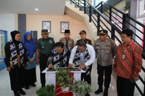 Di Sampang ada Gedung Perpustakaan Umum, Lokasi ada Disini