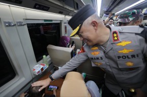 Kapolda Jatim bersama Forkopimda Kunjungi Sejumlah Terminal, Stasiun dan Gereja
