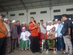Viral, Gus Miftah Bagi-Bagi Uang di Gudang H. Her, Bukan Uang Politik
