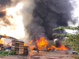 Usai Tahun Baruan, Gudang di Jepara Surabaya Hangus Terbakar