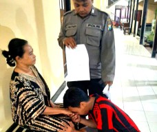 Di Polsek Simokerto, Remaja ini Memohon Maaf ke Orang Tua