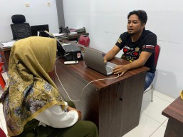 Perempuan Carok Perempuan di Desa Karanggayam Omben Sampang