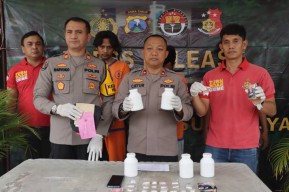 Ratusan Pil Koplo dan 3 Pemiliknya di Polsek Gayungan