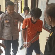 Di Unusa Bukan Belajar, Pria ini Masukan Kabel Dalam Tas