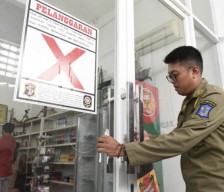 Satpol PP Surabaya Segel Toko Minuman Alkohol Tanpa Ijin
