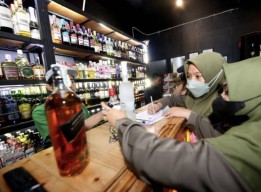 Satpol PP Surabaya Razia Tiga Toko Penjual Mihol Langgar Izin