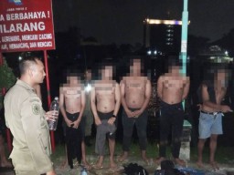 Belasan Remaja Terjaring Satpol PP, Miras Dipinggir Kali Jagir
