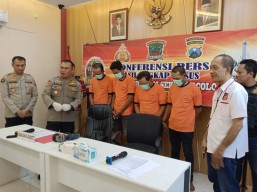 Viral, 4 Pria Pencuri Tiang KAI Dibekuk, Mengaku Cari Uang Tambahan