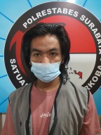 8 Poket antarkan Pengedar Kedung Mangu ke Penjara Polrestabes Surabaya