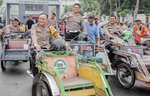 Sarapan Bareng, Bagi Sembako Abang Becak dengan Kapolrestabes Surabaya