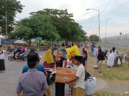 PKL Lesehan Suramadu Berbagi, Ratusan Takjil untuk Pengguna Jalan