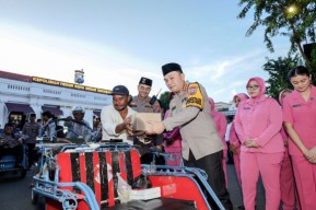 Bulan Ramadhan 2024, Kapolrestabes Surabaya Buka Bareng Abang Becak