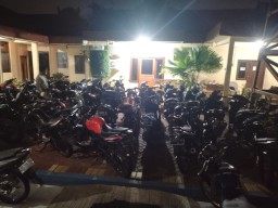 Puluhan Motor Bali Dikandangkan Polsek Wonocolo