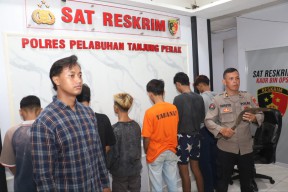 Di Surabaya, Polisi Ramai Ramai Bekuk Remaja Kelompok Gangster