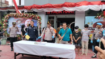 Sembilan Gengster Bawa Sajam Diamankan Polsek Tambaksari dan Respati Polrestabes Surabaya