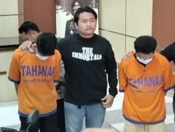 Polda Jatim dan Polrestabes Surabaya Bekuk Dua Pria Penjambret Tas Mahasiswa UINSA