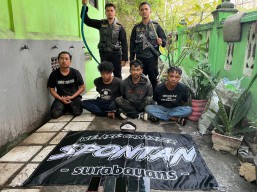 Tampang 4 Orang Gengster di Polsek Benowo Surabaya, Ketangkap Bawa Celurit