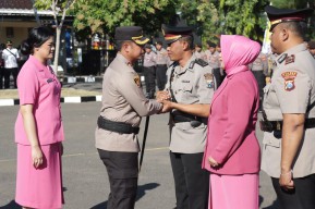 AKBP Hendro Sukmono Pimpin Upacara Sertijab Kasat Lantas, Kapolsek Jajaran Polres Sampang