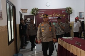 Jelang Pendaftaran Calon Bupati, Kapolres Sampang Datangi Kantor KPU Sampang