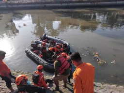 Mayat Laki Laki Ditemukan di Sungai Kalimas Tanpa Busana