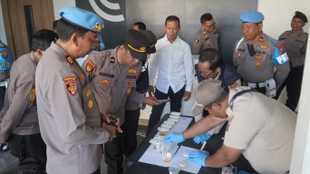 Tak Ada yang Positif, Anggota Polrestabes Surabaya Jalani Tes Urine
