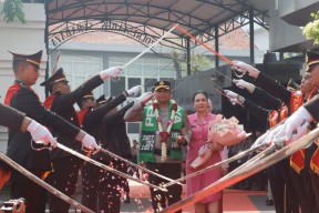 Farewell Parade dari Brigjen Pol Pasma ke Kapolrestabes Surabaya yang Baru Kombes Luthfie