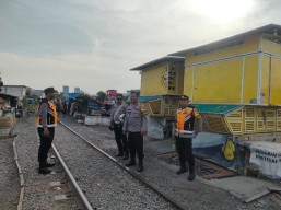 Penyisiran Dugaan Adu Merpati di Rel Donorejo Surabaya