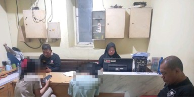 Satpol PP Amankan Sejoli yang Asik Bermesraan di Pantai Batu Batu Kenjeran