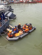 Pria 45 Terjatuh dan Tenggelam di Jembatan Kayu Kalimas
