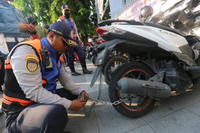 Parkir Depan Grand City Mall Terancam Denda 250 Ribu, 2 Tukang Parkir Liar Dibekuk