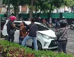 Raya Darmo Geger, Polisi Hadang Mobil Pelaku Curammor