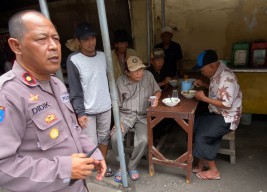 Kapolsek Simokerto Ajak Makan Warga dan Borong Soto Ayam