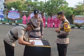 Sertijab Kasat dan 3 Kapolsek dipimpin Kapolres Sampang AKBP Hendro