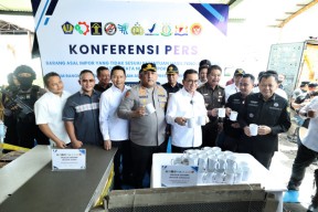 Barang Impor Ilegal Senilai 9,8 M di Surabaya Dipamerkan Menteri Perdagangan