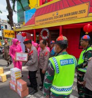 Banyak Bingkisan di PosPam Nataru Polsek Simokerto
