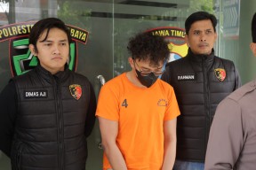 Polisi Pamerkan Pembunuh Pacar di Kamar Hotel Double Tree Tunjungan Surabaya
