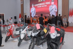Pasangan Kekasih Pelaku Curanmor dan Dua Penadah Ditangkap Polres Blitar
