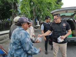 Reskrim, Satnarkoba, dan Satlantas Bersinergi Bagikan Takjil