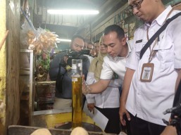 Polrestabes Surabaya dan Pemerintah Kota Surabaya Temukan Dugaan Kecurangan Minyakita di Dua Pasar Tradisional