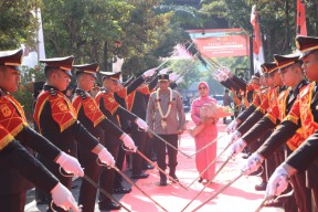 Irjen Pol Drs Nanang Avianto Kapolda Jatim Baru DIsambut dengan Pedang Pora dan Reog Ponorogo