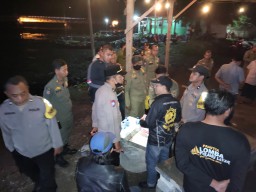 Razia Kafe di Jalan Tambak Wedi Suramadu, Terbukti Jual Miras Diamankan Puluhan Botol