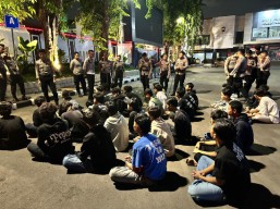 Berpakaian Hitam Puluhan Pemuda Diamankan Polrestabes Surabaya Usai Konvoi Keliling Surabaya